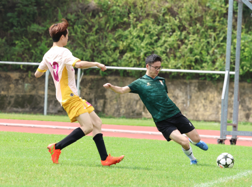 兩隊球員在場上施展渾身解數。